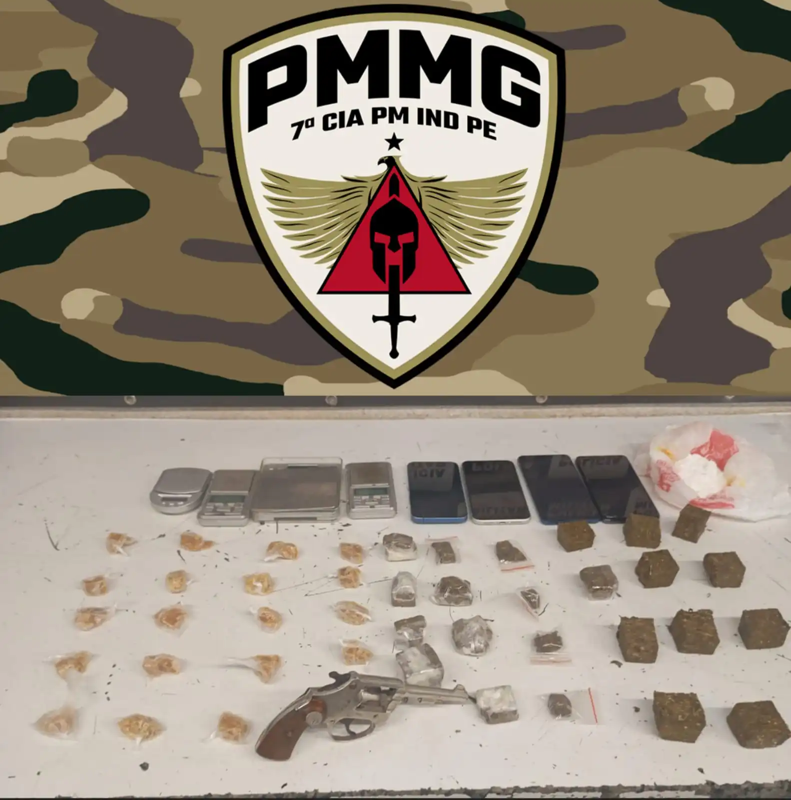 PM prende três suspeitos por tráfico de drogas e apreende arma de fogo em Divinópolis