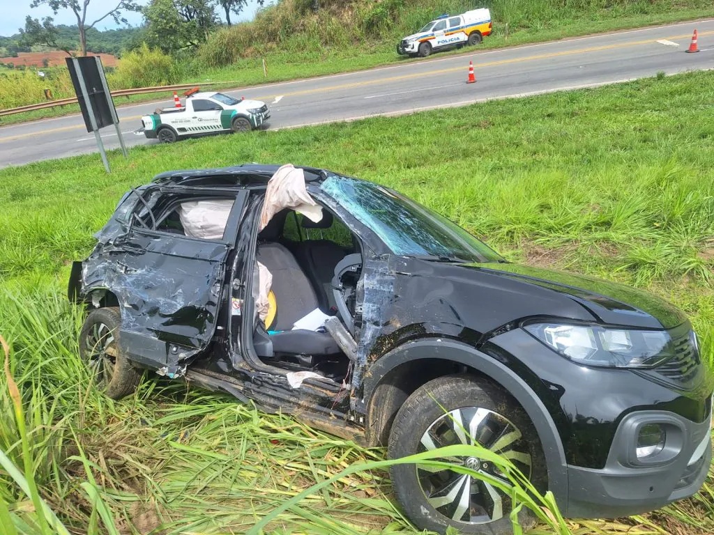 Grave acidente entre ônibus e carro deixa uma mulher morta na MG-050 em Itaúna