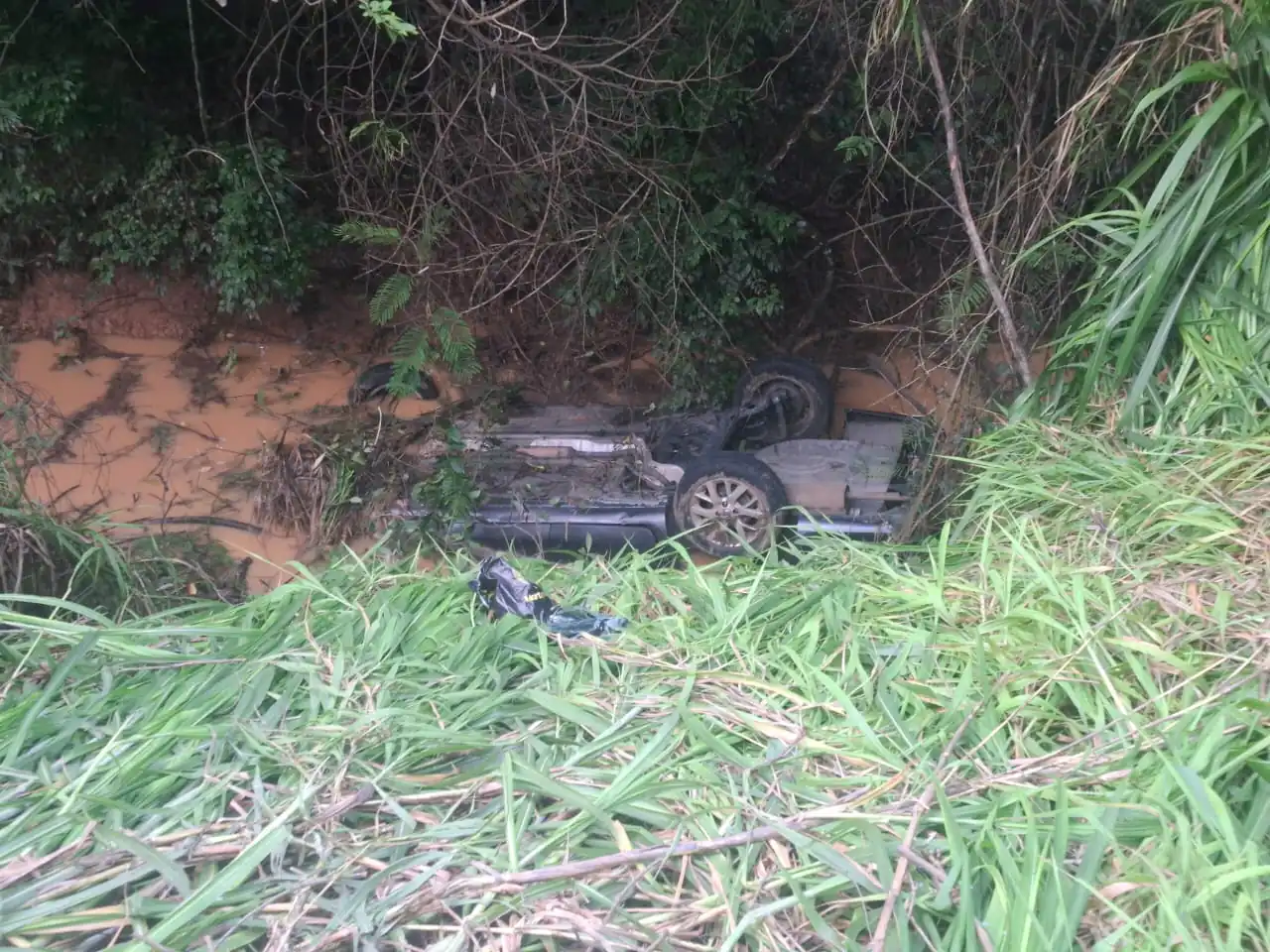 Família de cinco, com crianças de 3 e 8 anos, morre em acidente trágico na MG-164, em Martinho Campos