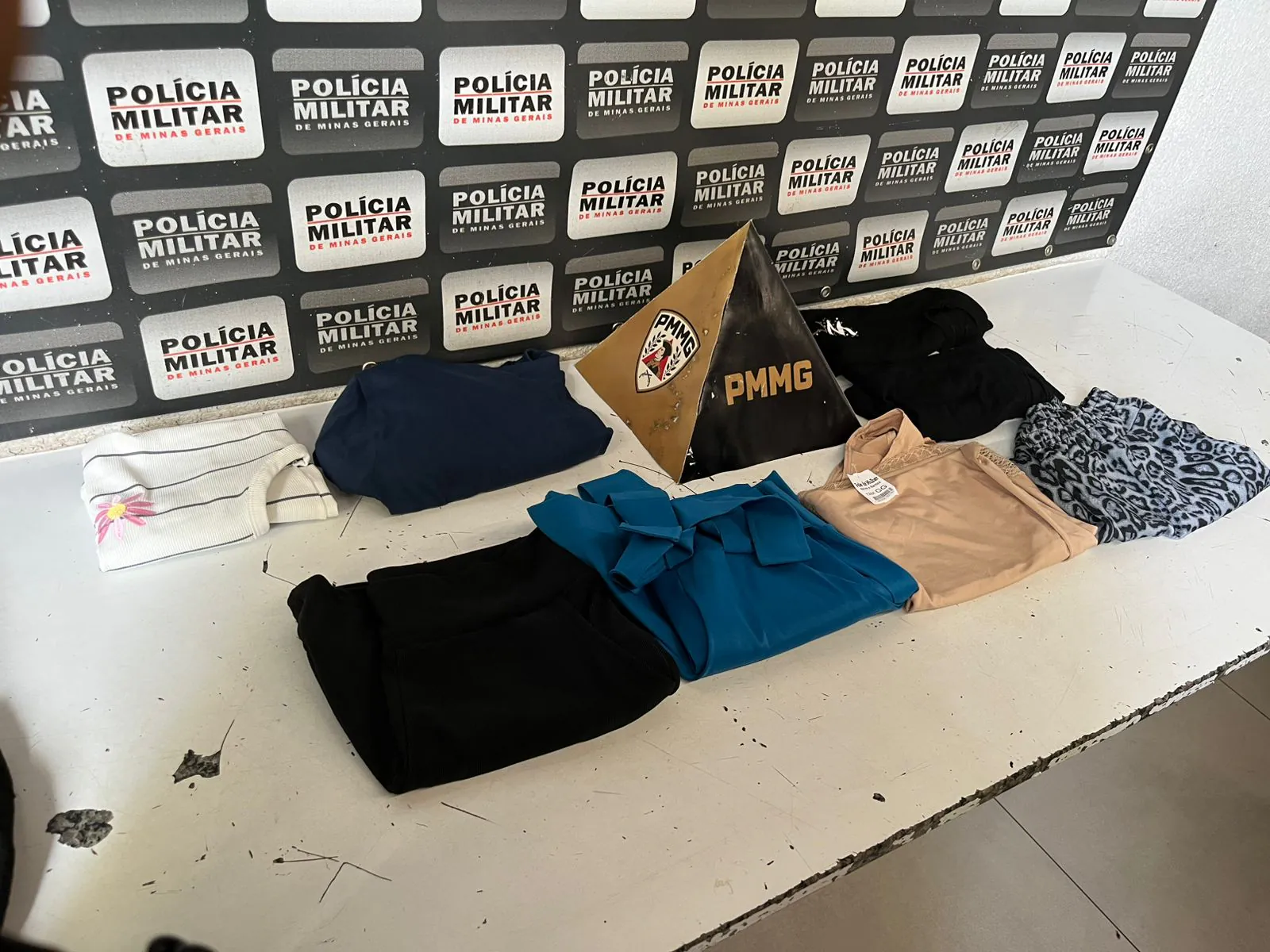 Homem é preso durante Operação Natalina após tentar furtar roupas em loja no Centro de Divinópolis