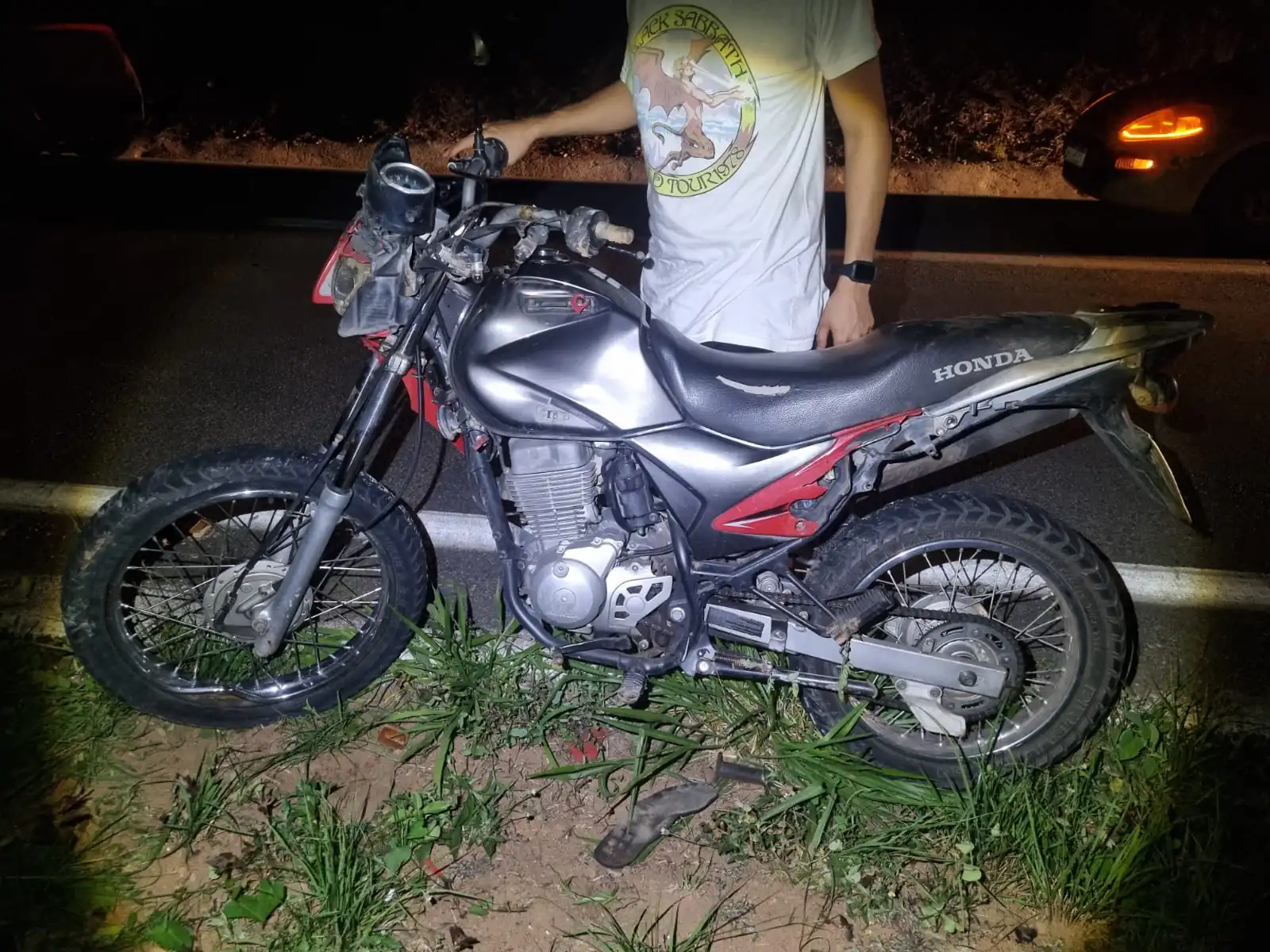 Farol alto causa acidente e deixa motociclista ferido na BR-494, em Itapecerica
