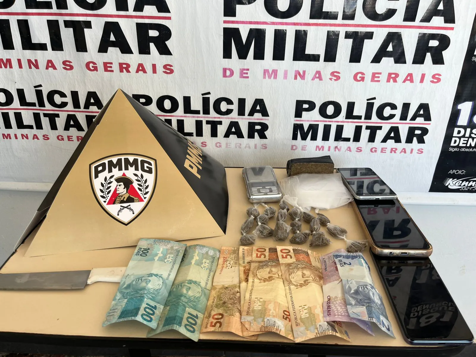 Polícia Militar prende casal por tráfico de drogas no bairro Bom Jesus, em Itapecerica