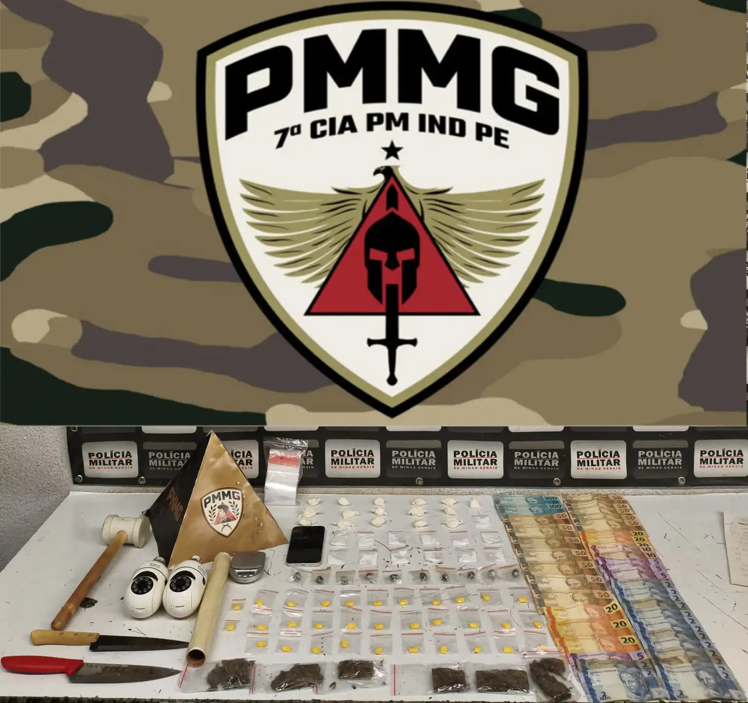 Dupla é presa por tráfico e PM apreende grande quantidade de drogas em Divinópolis