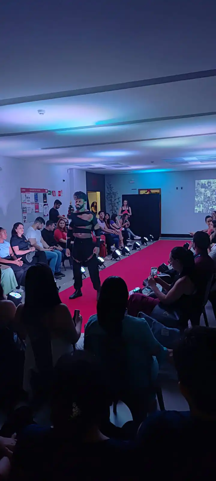 Alunos da UNA encantam com projetos inovadores durante desfile de moda 