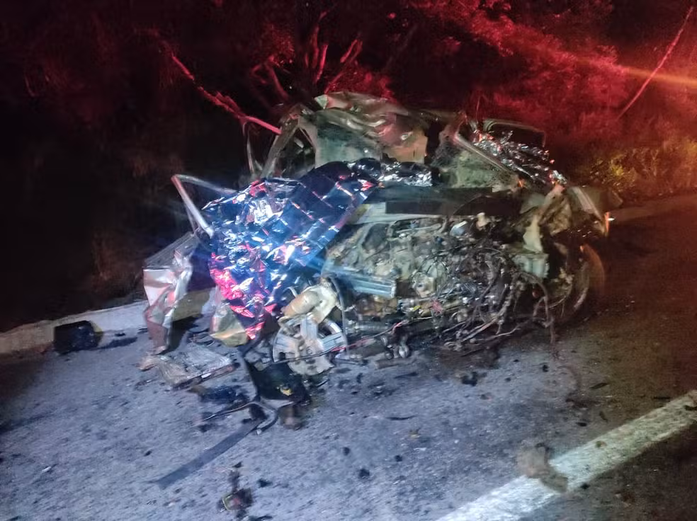 Dois homens morrem presos às ferragens em grave colisão na BR-494