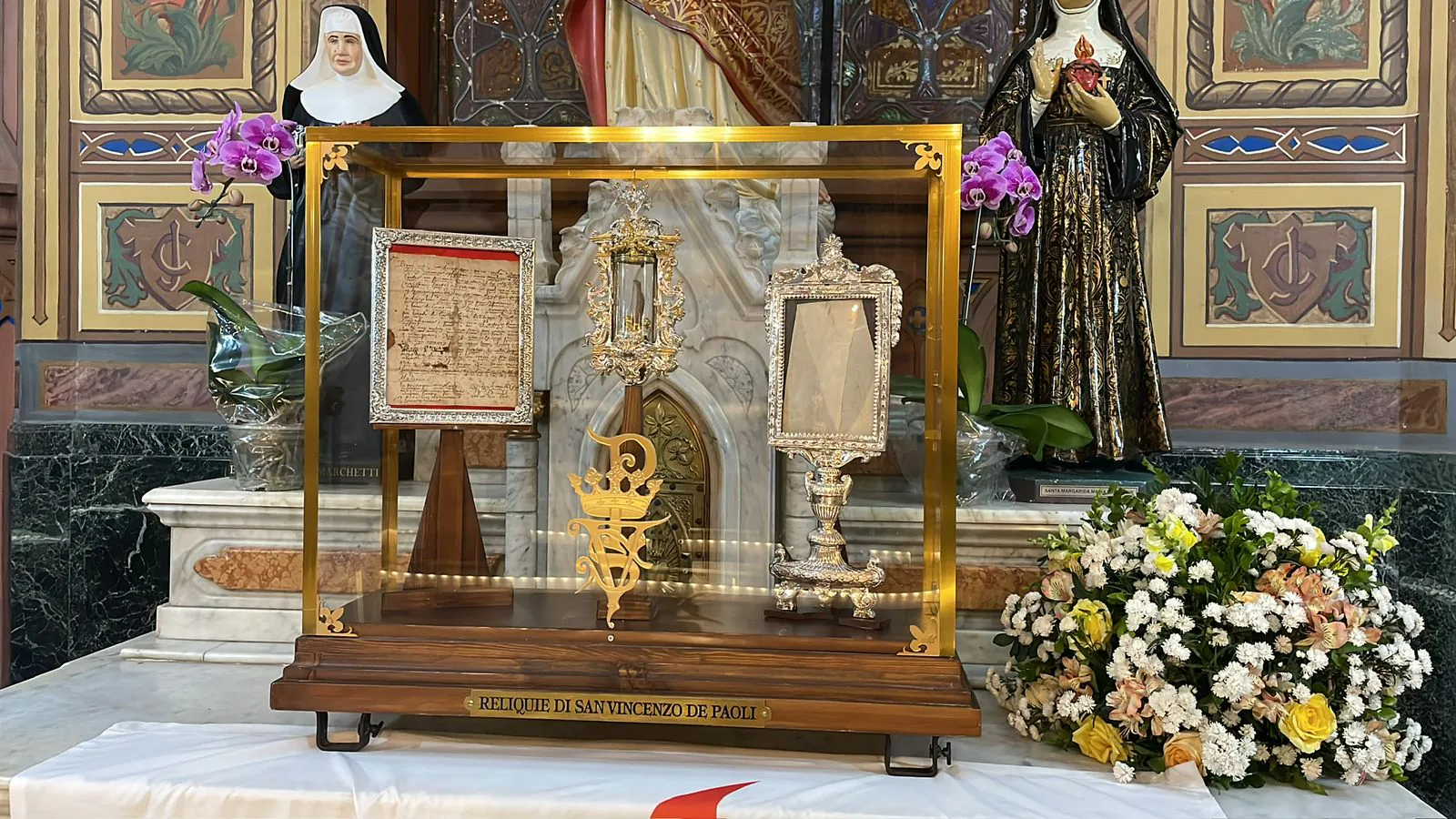 Relíquias de São Vicente de Paulo chegam à Diocese de Divinópolis e mobilizam fiéis