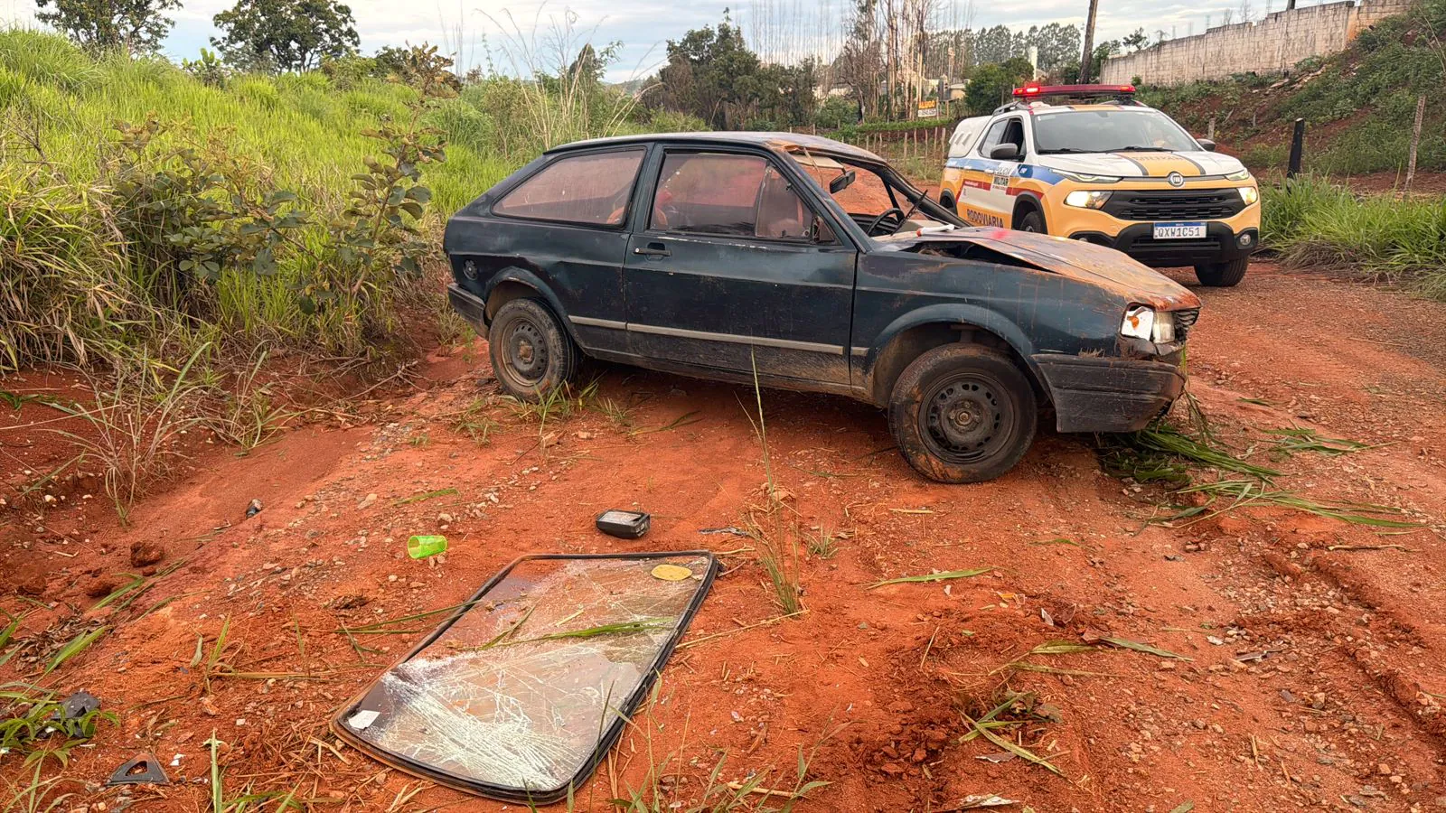 Carro sai da pista, cai cerca de 4 metros e capota na BR-354, em Formiga