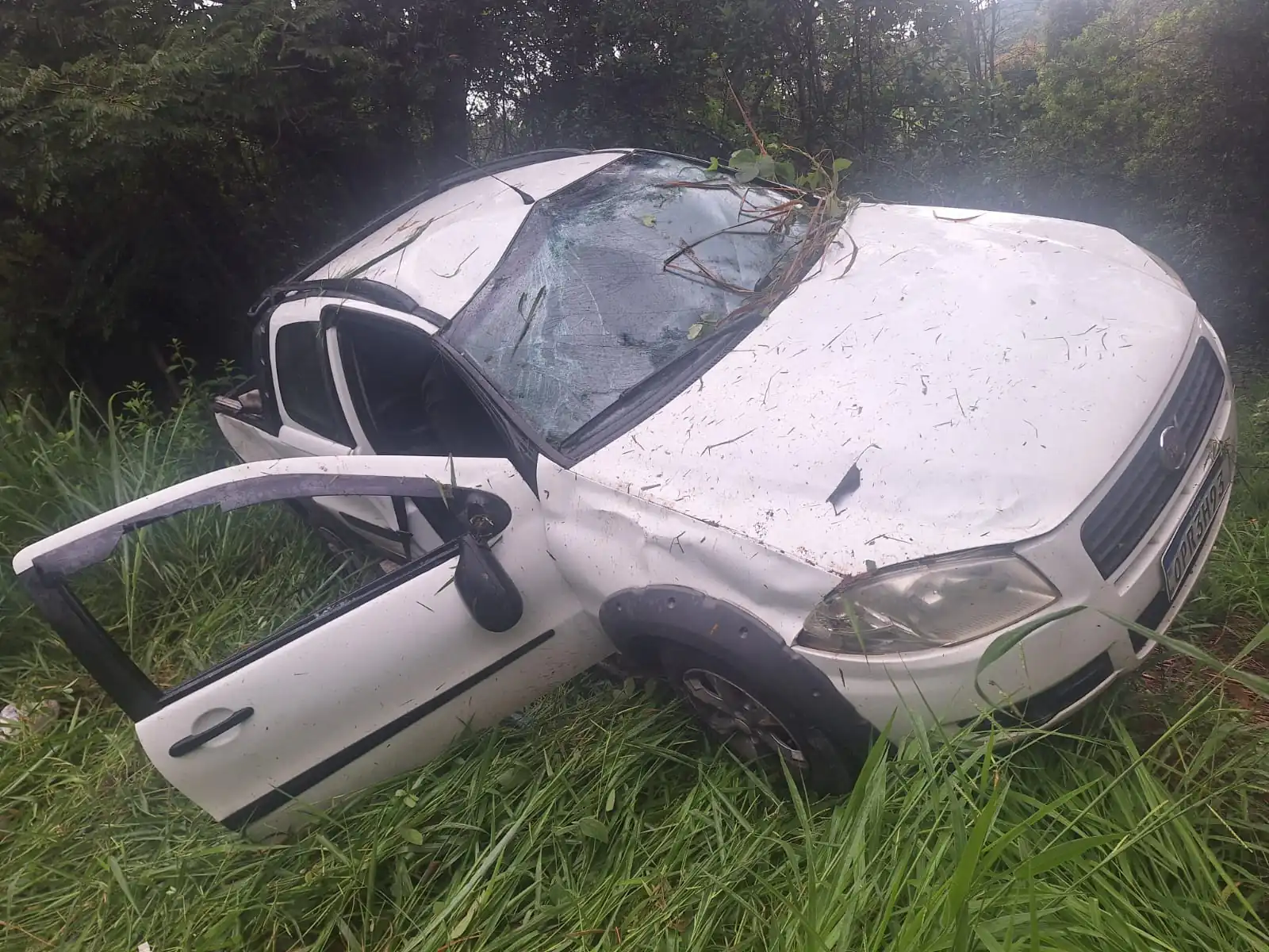 Veículo sai da pista e cai em barranco na MG-050, em Pedra do Indaiá