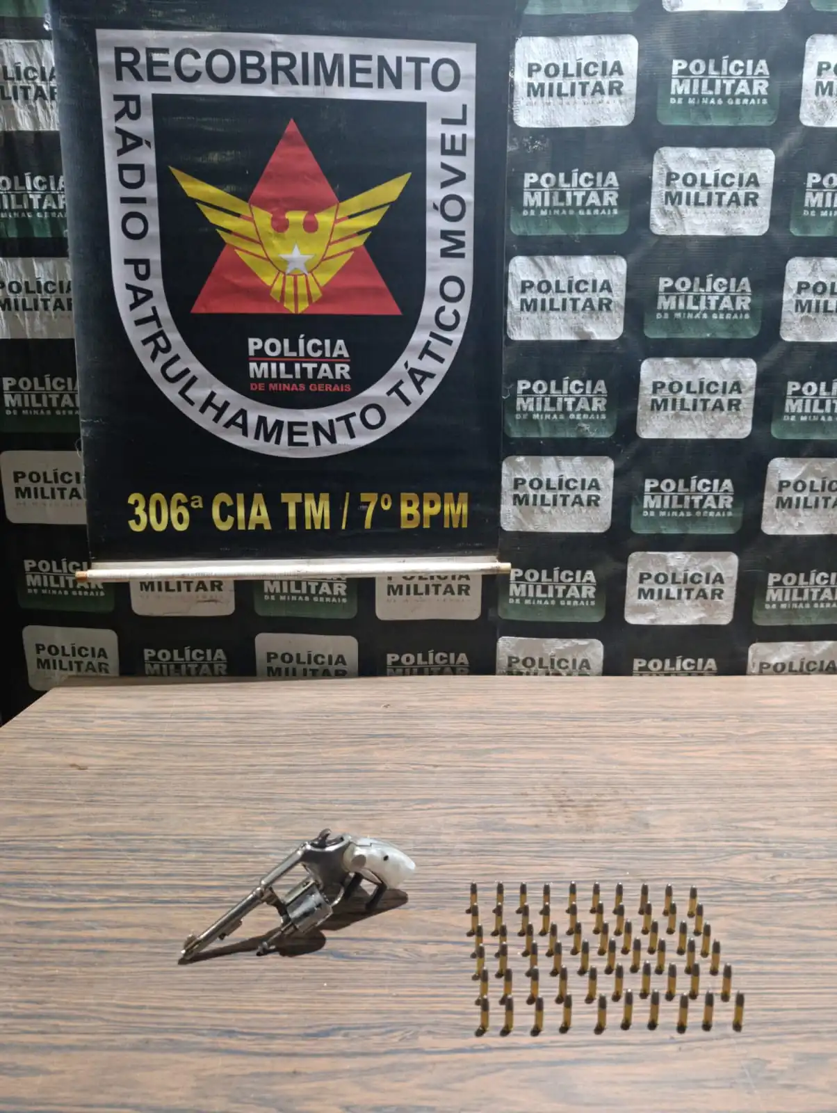 Polícia Militar apreende arma de fogo e prende homem por posse ilegal em Pompéu