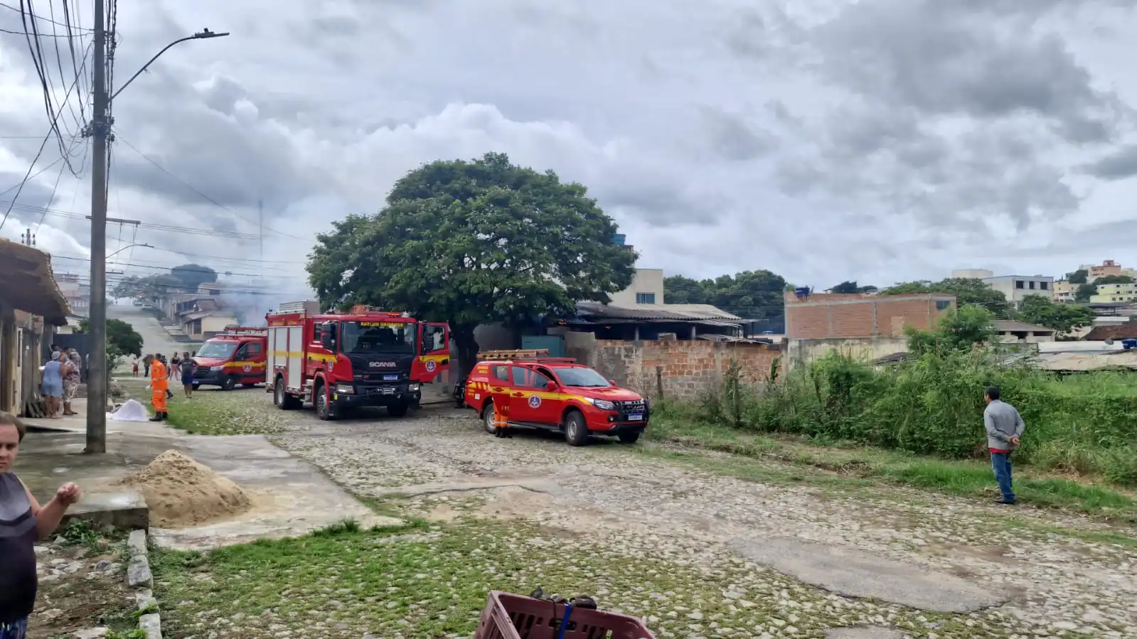 Mulher põe fogo na própria casa no bairro Tietê, em Divinópolis