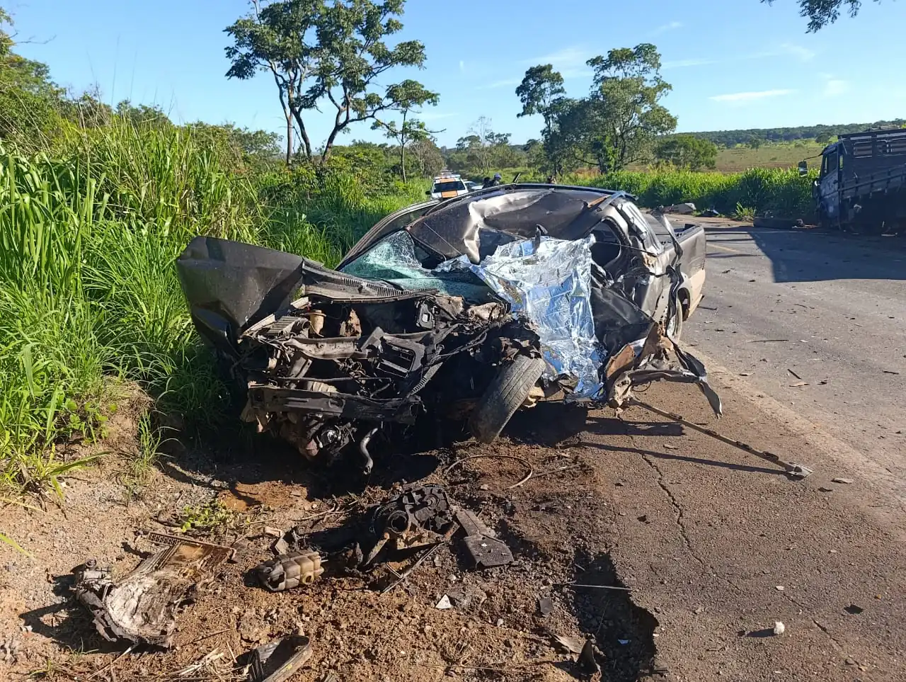 Mulher morre em colisão frontal na MG-170, em Moema