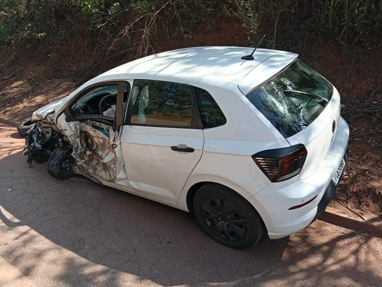Homem fica ferido após carro invadir a contramão e bater em caminhão na MG-431