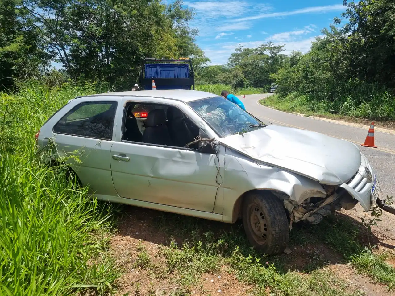 Mulher se fere após carro capotar e bater em árvore na BR-352, em Pará de Minas