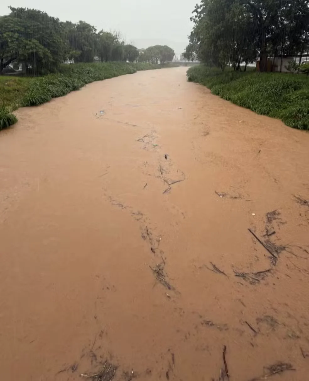Volume histórico de chuvas coloca região em alerta máximo