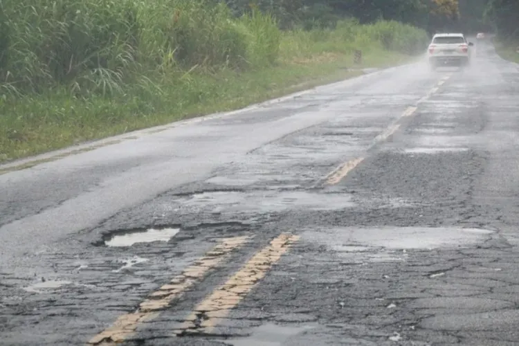BR&amp;267 tem 20 kms esburacados 