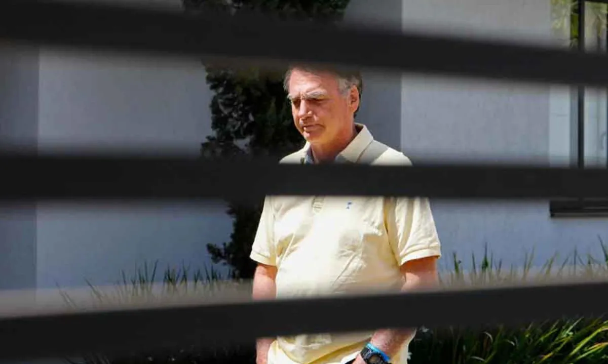 Carlos Bolsonaro afirma que pai passou mal na Papudinha e segue monitorado