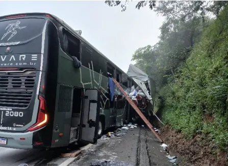 Acidente entre ônibus e carreta deixa um morto e vários feridos na BR-381