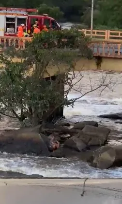 Bombeiros resgatam jovem de 22 anos que caiu de ponte no Rio Itapecerica, em Divinópolis
