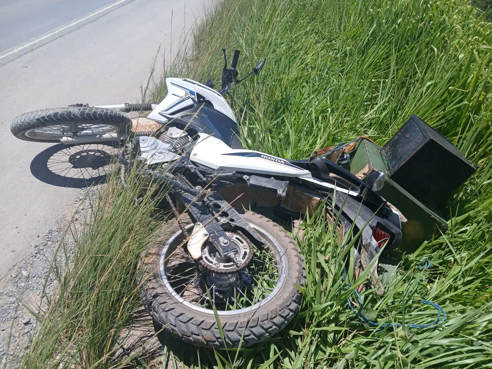 Carro desvia de motocicleta, sai da pista e provoca acidente na BR-354 em Formiga