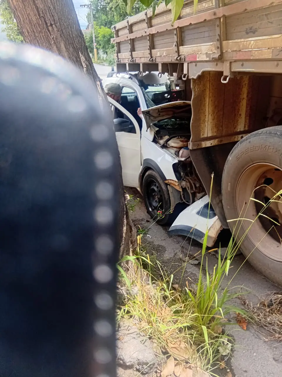 Acidente entre carro e caminhão na avenida Antônio Neto deixa três feridos em Divinópolis