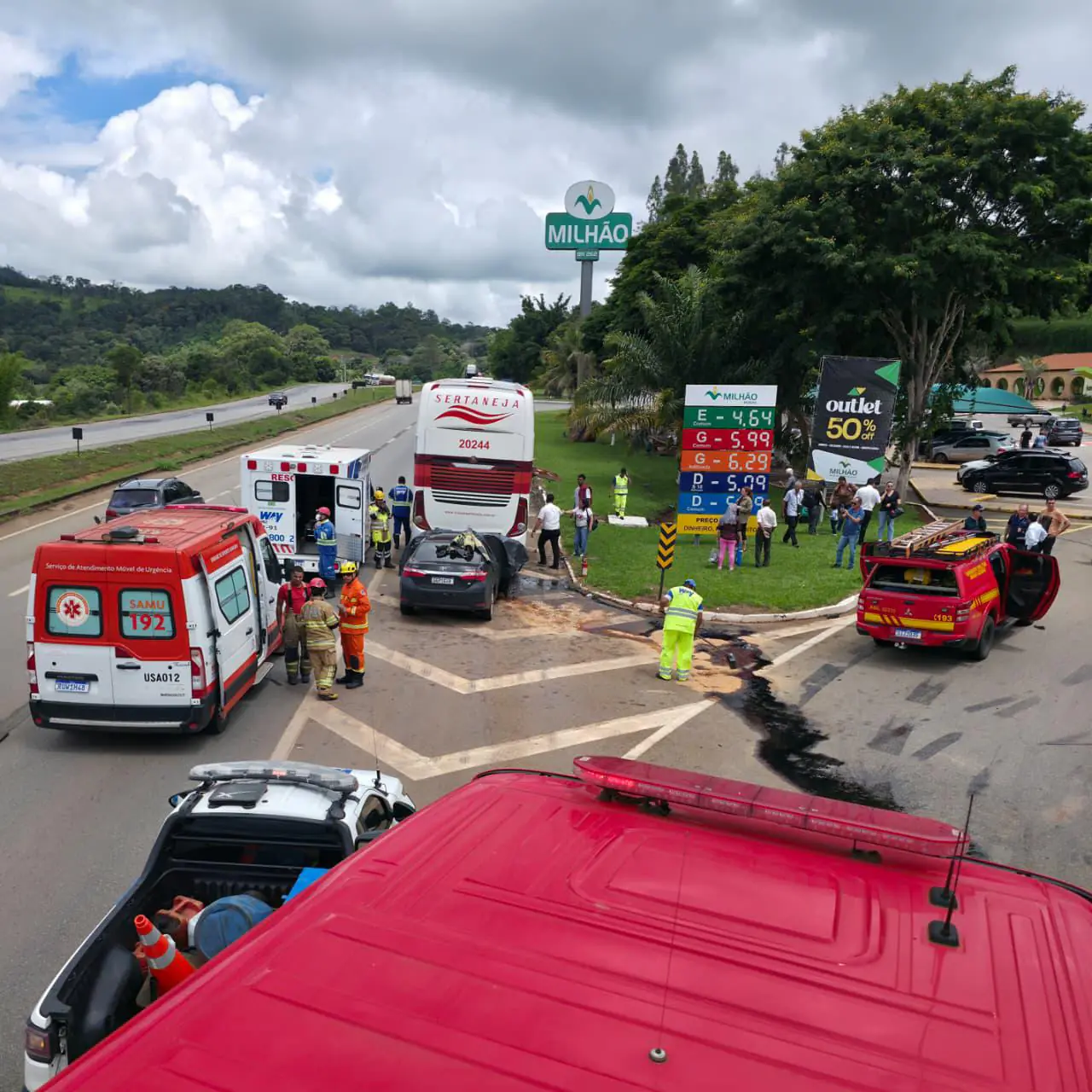 Colisão traseira entre carro e ônibus deixa uma vítima fatal e uma gravemente ferida na BR-262, em Florestal