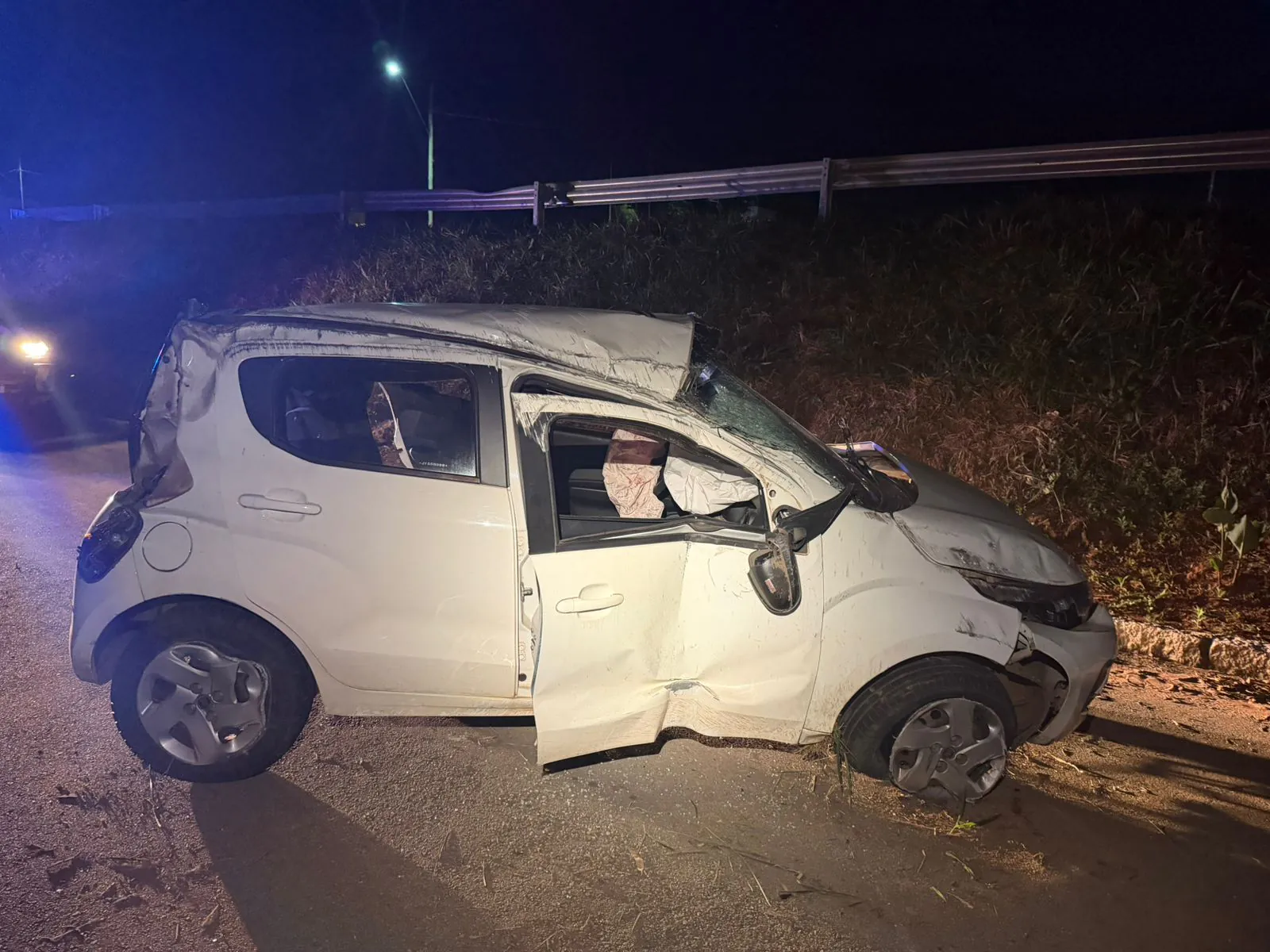 Motorista fica ferido após capotamento na MG-050, em Pedra do Indaiá