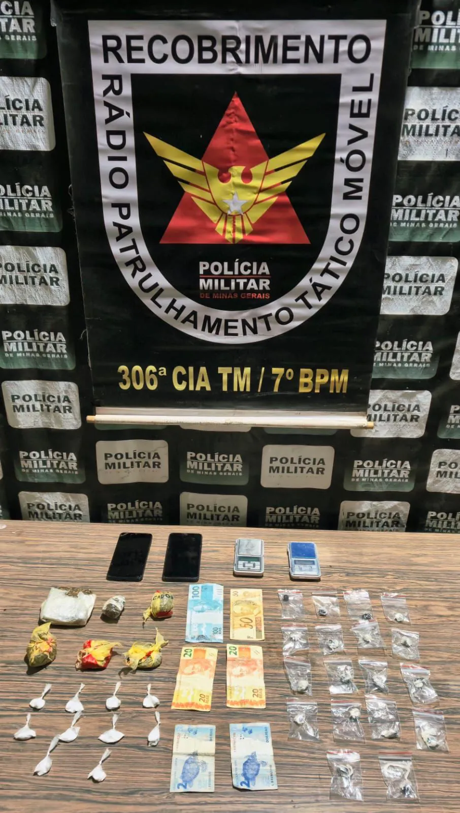 PM prende jovem com drogas e materiais para tráfico em Pompéu