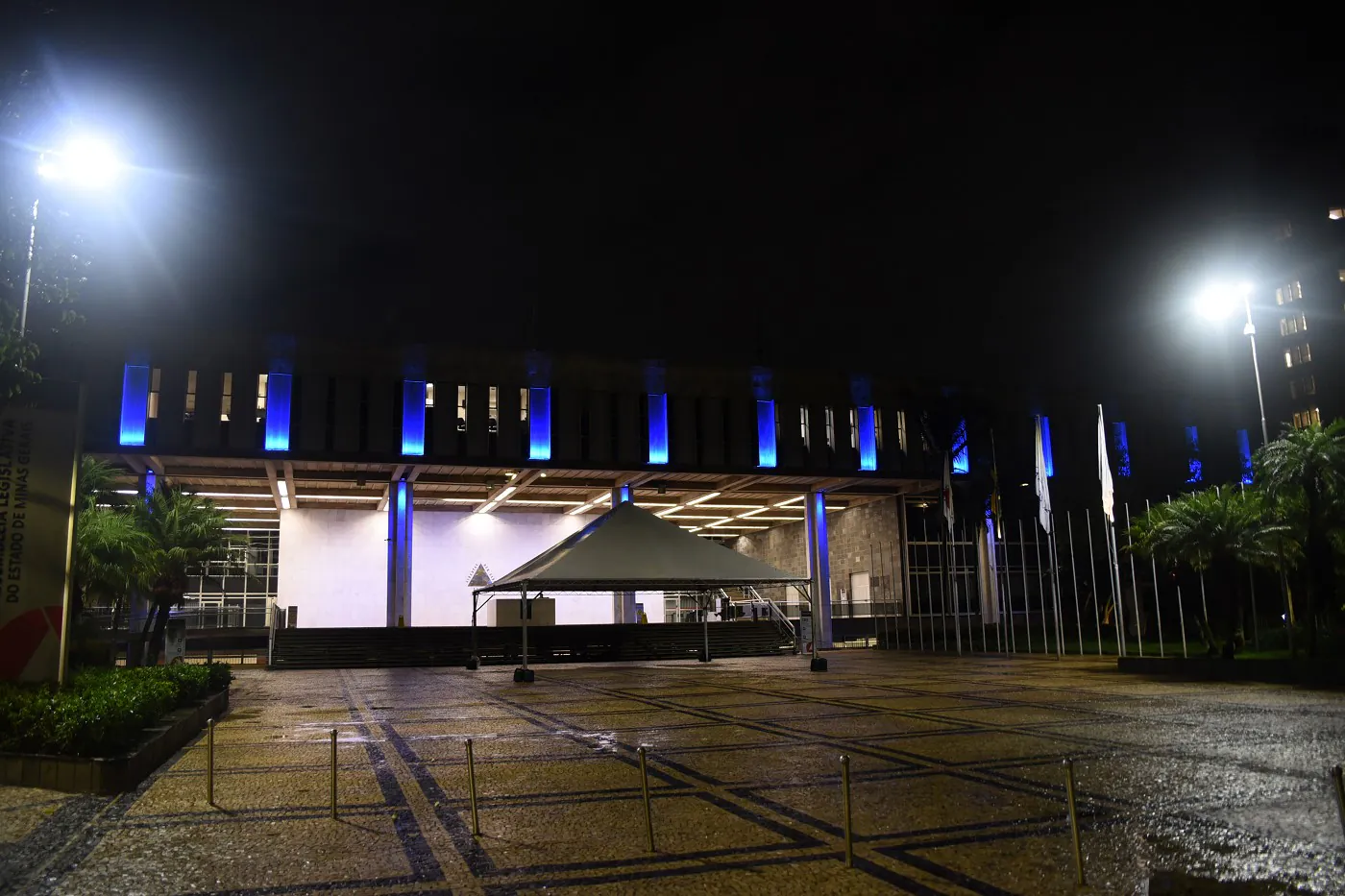 Assembleia se ilumina de azul e reforça alerta sobre câncer de intestino em Minas