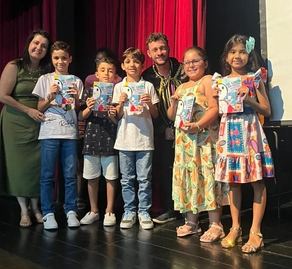 Escritor de Divinópolis transforma alunos em coautores de livro e emociona público