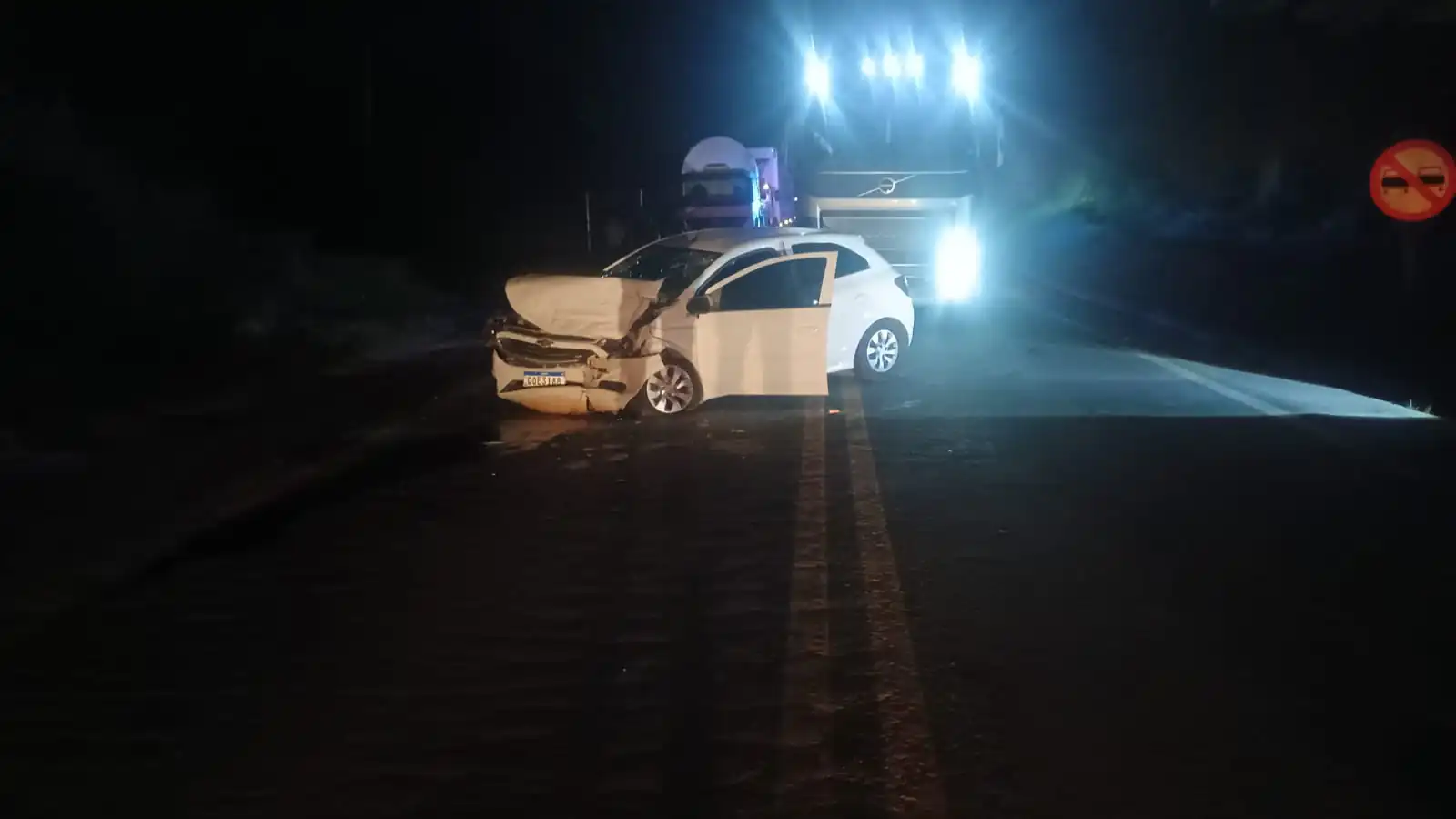 Batida frontal entre carro e carreta deixa duas mulheres gravemente feridas na MG-050, em Formiga
