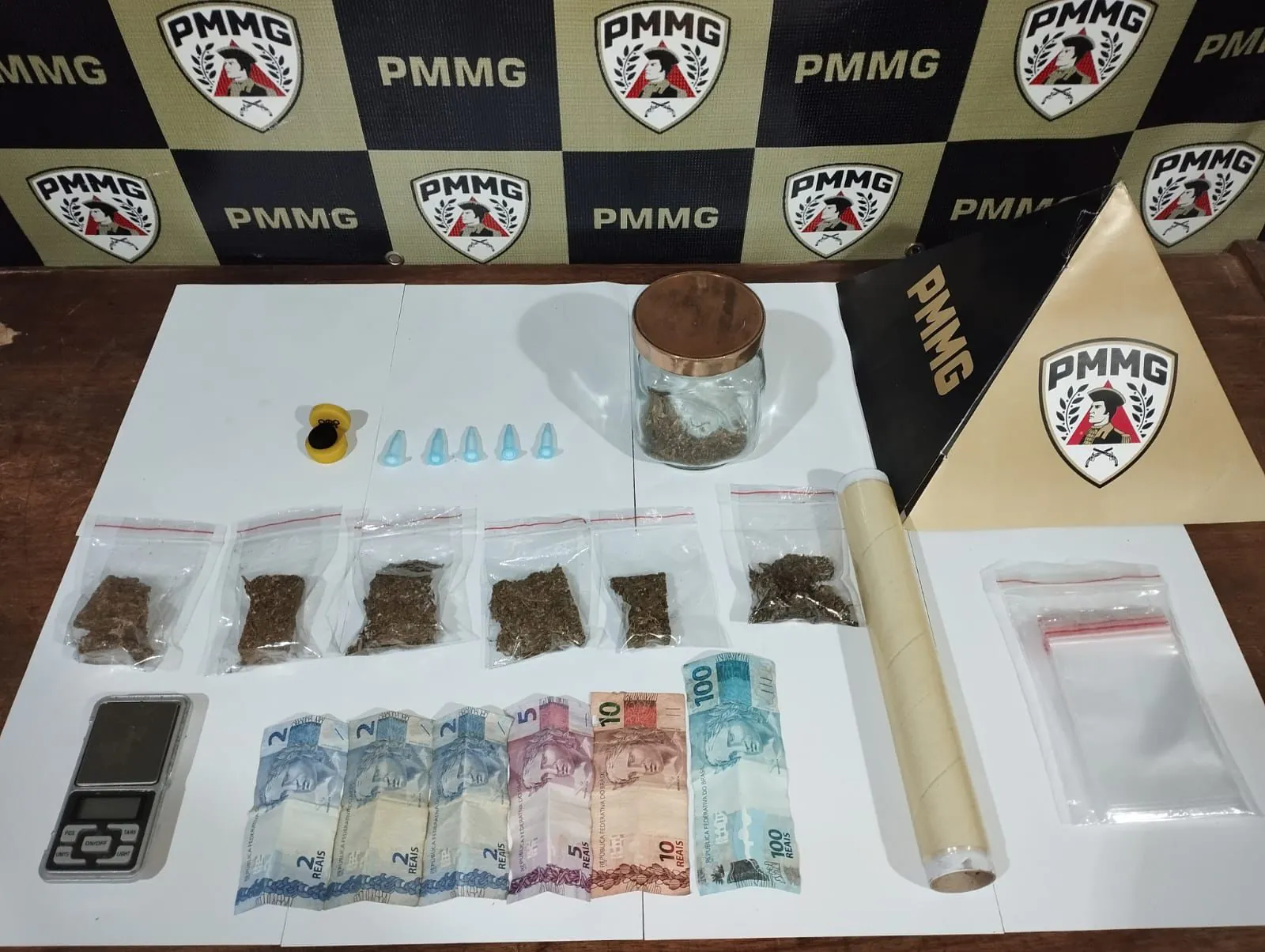 Três pessoas são presas por tráfico de drogas em Arcos