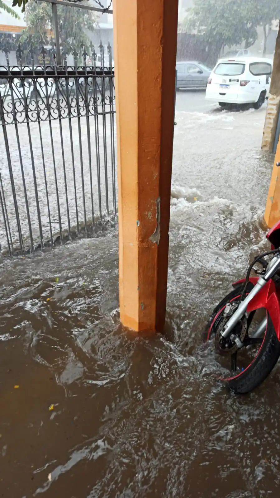 Chuva intensa alaga ruas, atinge escolas e interrompe serviço público em Divinópolis