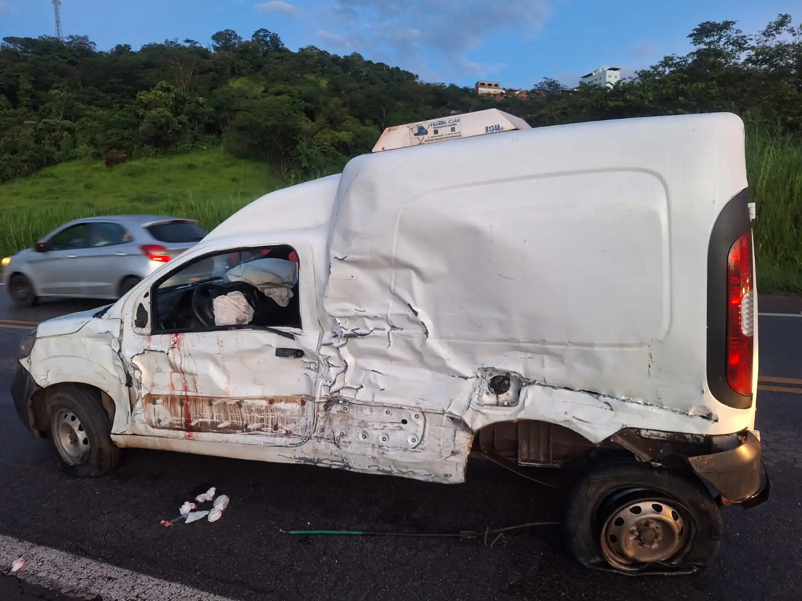 Caminhonetes colidem na MG-050 durante forte chuva em Itaúna