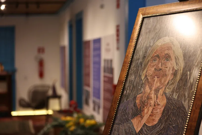 Exposição em homenagem a Adélia Prado entra em últimos dias de visitação