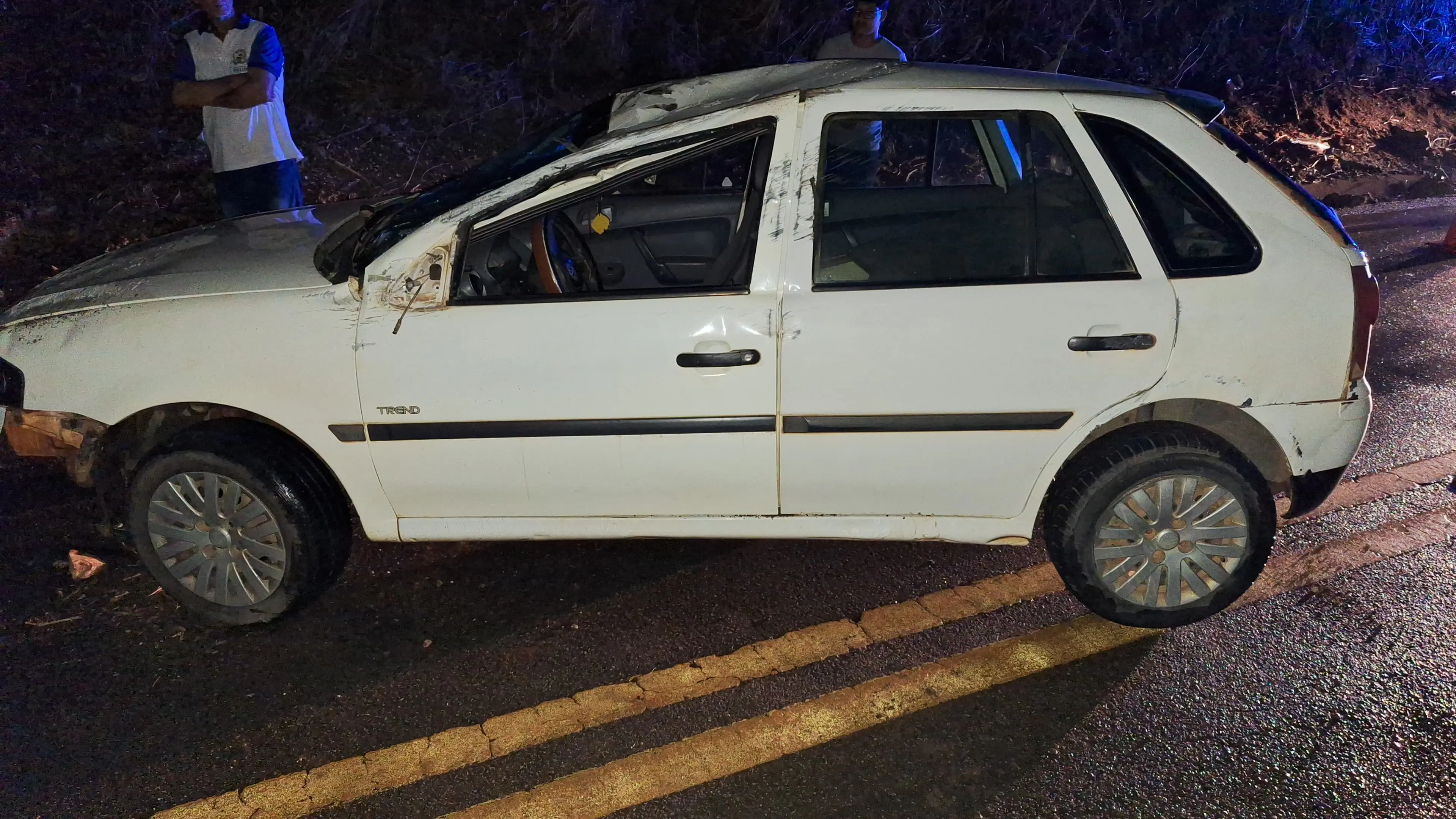 Jovem perde controle de carro e capota na MG-060 em São José da Varginha