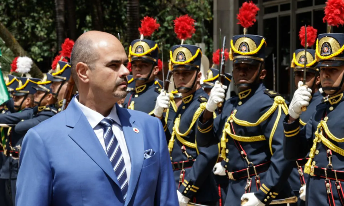 Governo de MG envia projeto para retomar escolas cívico-militares