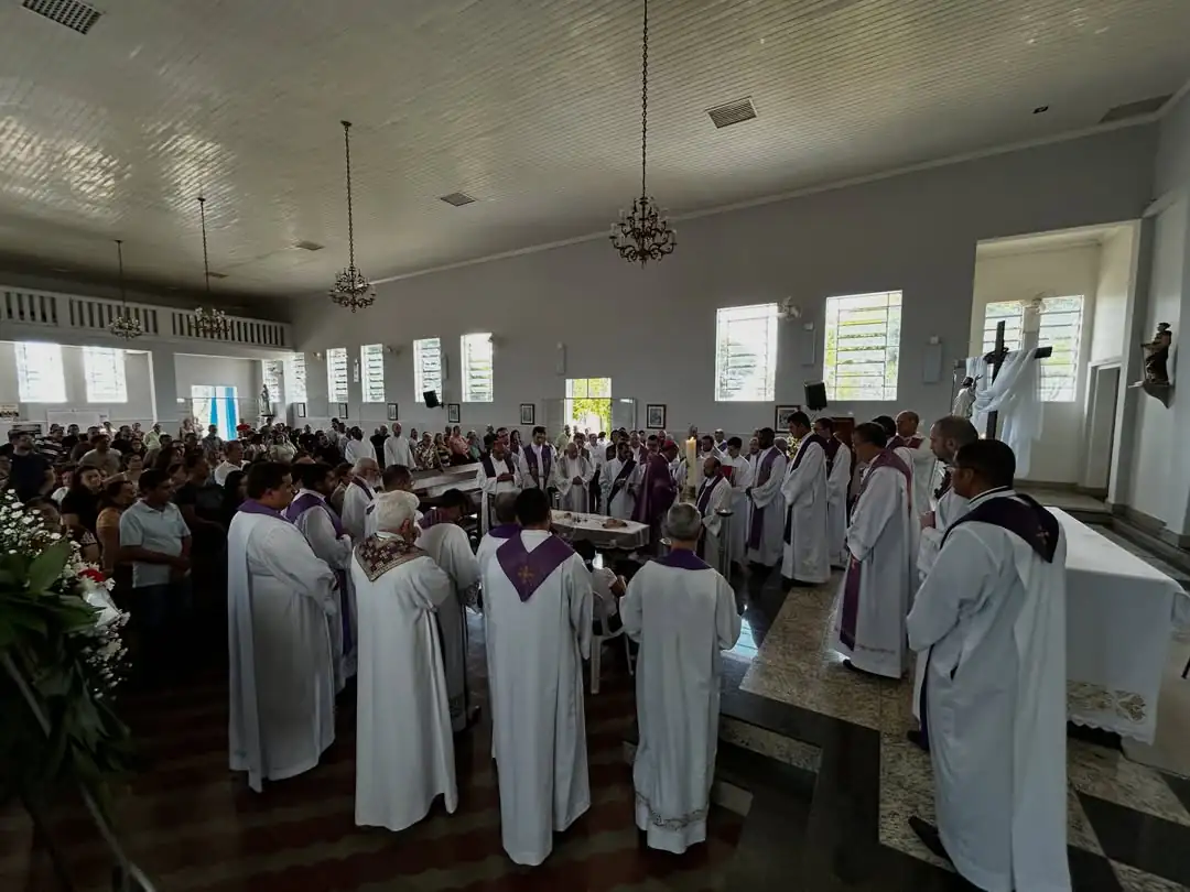 Missa de corpo presente de padre José Renilson reúne religiosos e fiéis em momento de despedida