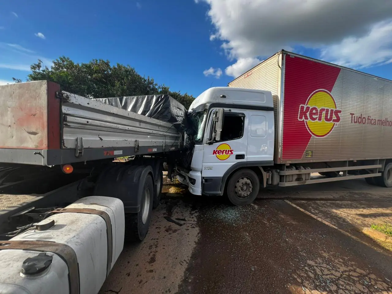 Acidente entre caminhões provoca derramamento de produto perigoso na BR-354, em Bambuí