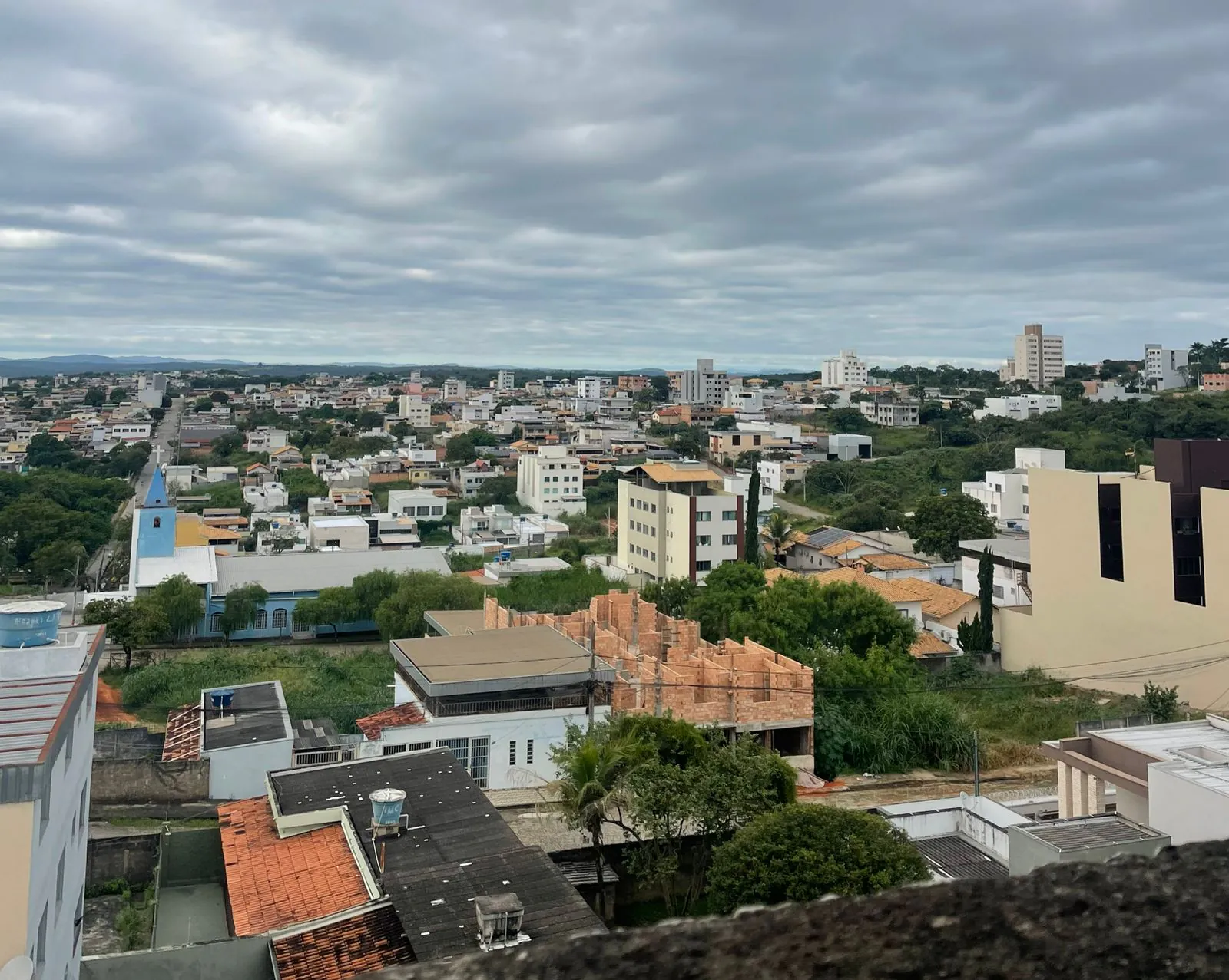 Sábado começa com céu nublado e previsão de chuva em Divinópolis