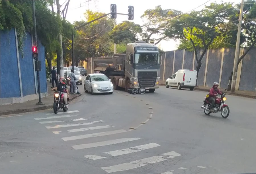 Motociclista envolvido em acidente no Interlagos foi socorrido em estado moderado, informa Samu