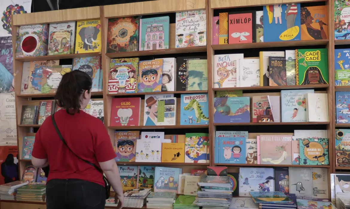 Plano Nacional do Livro e Leitura entra em vigor com metas para incentivar leitura