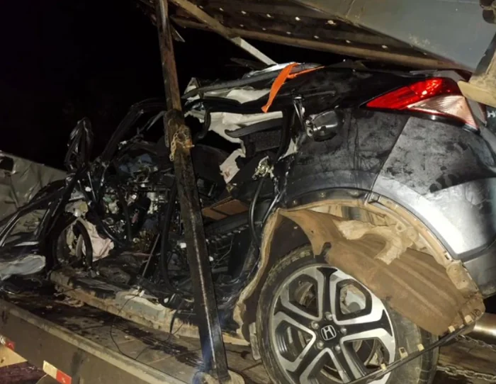 Carreta tomba ao desviar de caminhão, atinge carro e provoca morte na MG-050