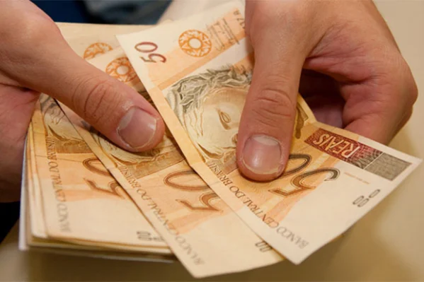 Aposentados e pensionistas começam a receber a antecipação do 13º salário