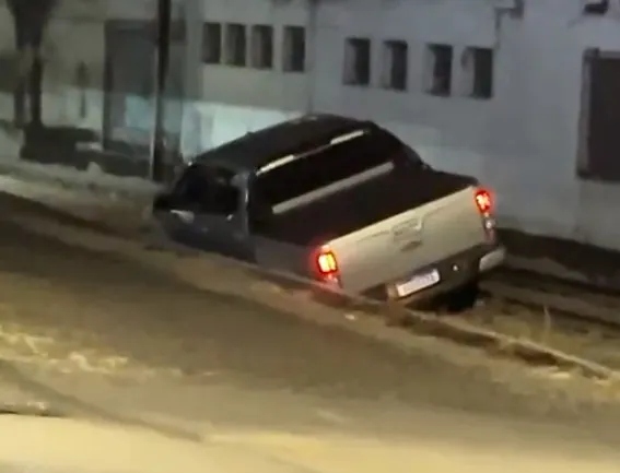 Motorista entra com caminhonete em linha férrea e mobiliza moradores em Formiga