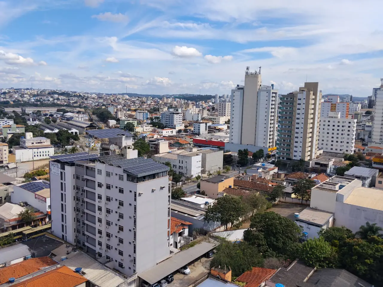 Frio ganha força em Divinópolis e muda cenário climático no Centro-Oeste mineiro