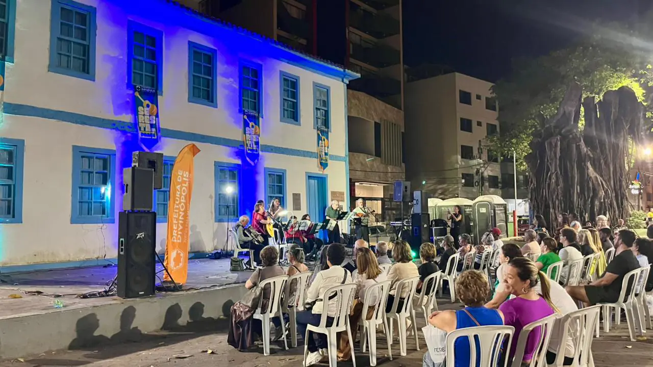 Seresta na Praça reúne famílias e emociona público em homenagem ao Dia das Mães