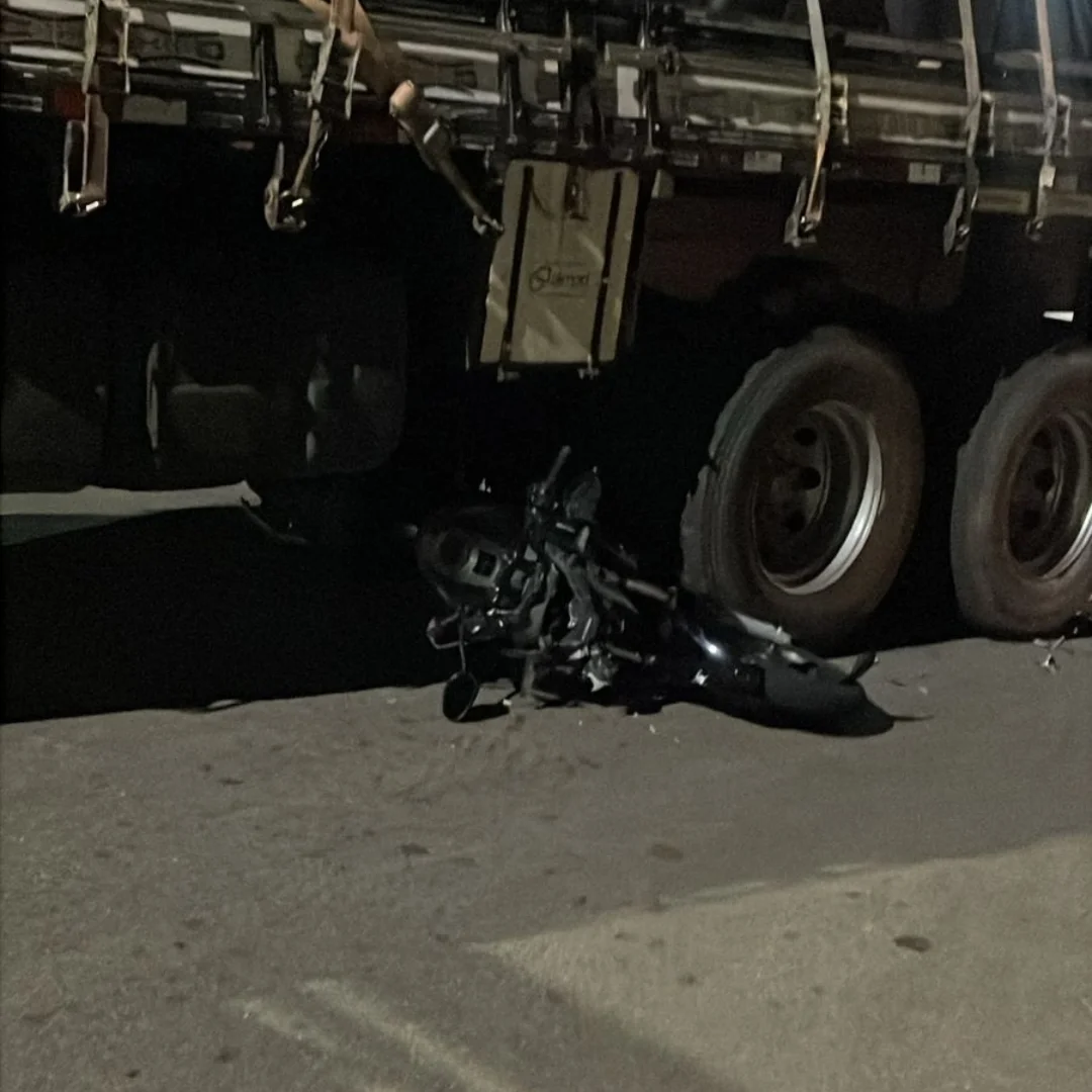 Motociclista pula de moto segundos antes de veículo ser esmagado por caminhão