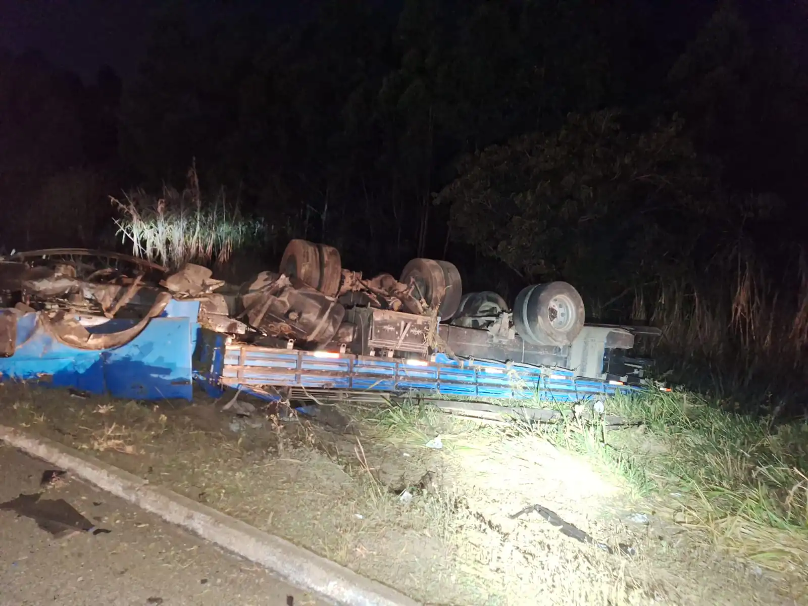 Grave acidente na MG-431 deixa homem gravemente ferido e caminhão capotado em Pará de Minas