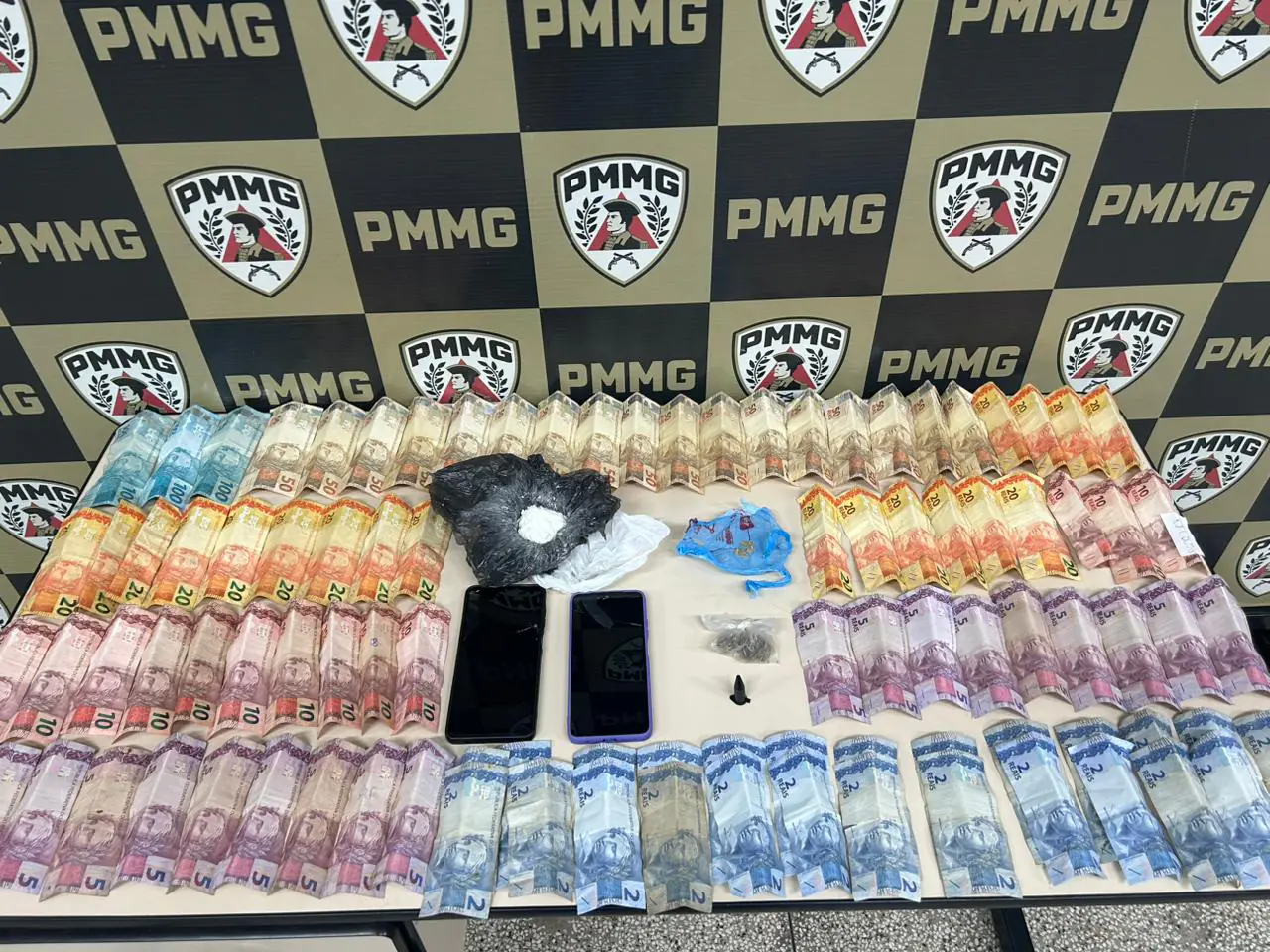 Quatro pessoas são presas e um adolescente apreendido por tráfico de drogas em Lagoa da Prata