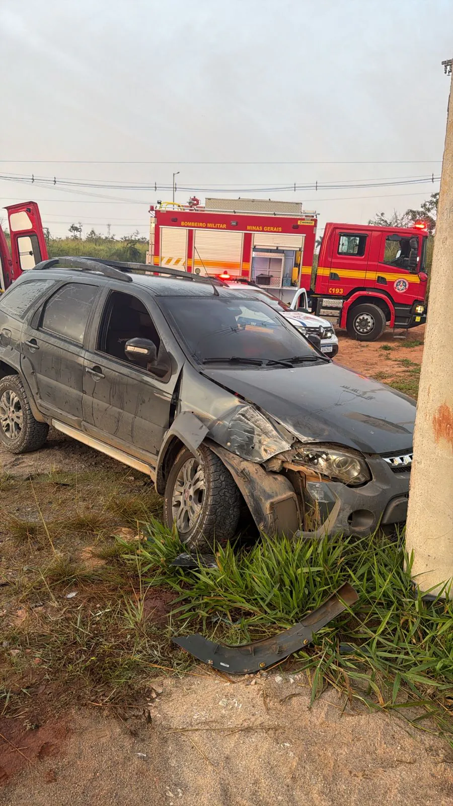 Motorista bate em poste na BR-494 após sair de festa em Divinópolis